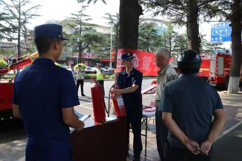 棲霞市消防救援大隊(duì)開(kāi)展安全宣傳咨詢?nèi)障佬麄骰顒?dòng)